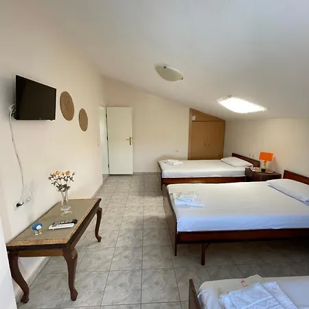 Aktaion Hotel *